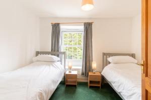 Postel nebo postele na pokoji v ubytování Lolgorien, West Cornwall, Sleeps 8