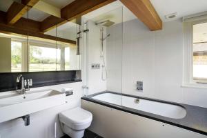 une salle de bain avec une baignoire, des toilettes et un lavabo dans l'établissement Willersey Road Farm, à Broadway 20 autres photos