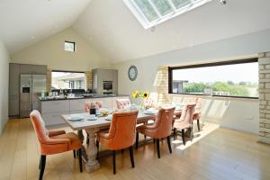 une cuisine et une salle à manger avec une table et des chaises dans l'établissement Willersey Road Farm, à Broadway
