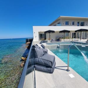 Bazén v ubytování Elia Sea Suites nebo v jeho okolí
