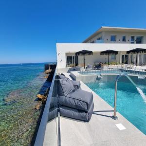Bazén v ubytování Elia Sea Suites nebo v jeho okolí