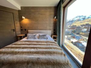 a bedroom with a large bed and a large window at Penthouse luxe Tignes Lavachet 4 chambres pour 8 pers. avec terrasse - FR-1-641-72 in Tignes