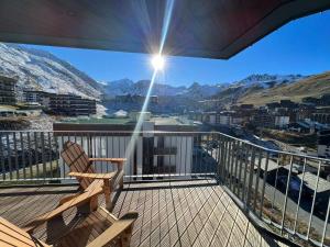 a balcony with a bench and a view of the mountains at Penthouse luxe Tignes Lavachet 4 chambres pour 8 pers. avec terrasse - FR-1-641-72 in Tignes