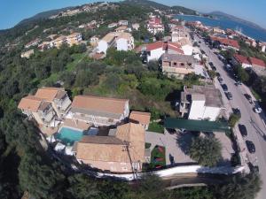 uma vista aérea de uma casa numa colina em Villa Theodora em Nikiana