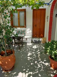 ポロスにあるGreen Sea Viewのパティオ(テーブル、鉢植えの植物付)