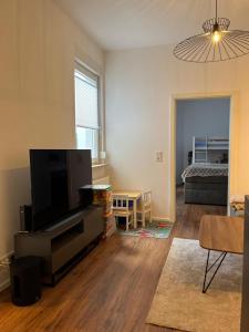 Μια τηλεόραση ή/και κέντρο ψυχαγωγίας στο Modernes Apartment, 2 Zimmer, Küche, Playmobil Funpark