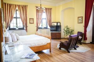 a bedroom with a bed and a desk and a chair at Pałac Krobielowice in Kąty Wrocławskie