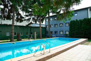 Bazén v ubytování Luxhostel24 Warsaw nebo v jeho okolí