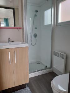 Et badeværelse på Litj-stua - innholdsrikt minihus med stor utsikt