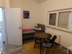 a small room with a table and a small bed at NEU! Ferienhaus Schwedt in Schwedt