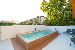 Bazén v ubytování Stunning Villa with Pool in Herzliya Pituah nebo v jeho okolí