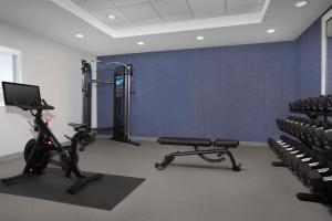 McCandless TownshipHome2 Suites by Hilton Pittsburgh - McCandless, PA的空的健身房,里面设有健身器材