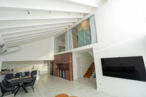 TV a/nebo společenská místnost v ubytování Stunning Villa with Pool in Herzliya Pituah