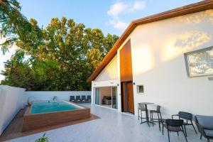 Bazén v ubytování Stunning Villa with Pool in Herzliya Pituah nebo v jeho okolí