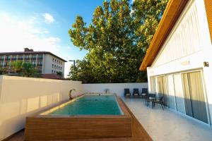 Bazén v ubytování Stunning Villa with Pool in Herzliya Pituah nebo v jeho okolí