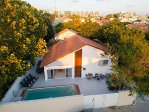 Bazén v ubytování Stunning Villa with Pool in Herzliya Pituah nebo v jeho okolí