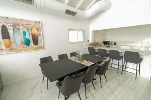 Posezení v ubytování Stunning Villa with Pool in Herzliya Pituah