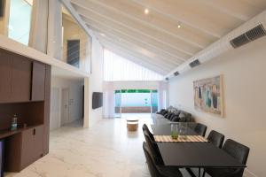 Posezení v ubytování Stunning Villa with Pool in Herzliya Pituah