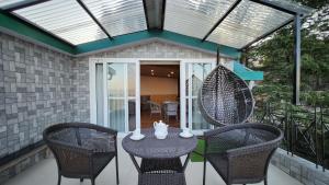 Hostie Heaven View - 3BHK Duplex with Terrace, Mashobra的庭院或其他户外区域