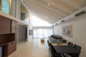 Posezení v ubytování Stunning Villa with Pool in Herzliya Pituah + 37 fotografií