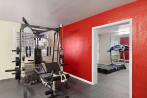 Fitness centrum a/nebo fitness zařízení v ubytování Ramada by Wyndham Kingman