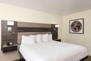 Postel nebo postele na pokoji v ubytování Ramada by Wyndham Kingman