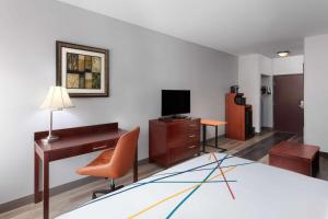 TV a/nebo společenská místnost v ubytování La Quinta by Wyndham Woodward