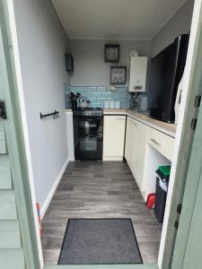 Go Eco Glamping的厨房或小厨房