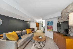Χώρος καθιστικού στο Cute and Charming 1BR in Fantastic Location townhouse