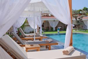 Bazén v ubytování Zaena Hotel Alaçatı nebo v jeho okolí
