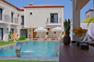 Bazén v ubytování Zaena Hotel Alaçatı nebo v jeho okolí