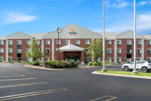 Un hotel con un estacionamiento enfrente. en Comfort Suites Southfield-Detroit, en Southfield