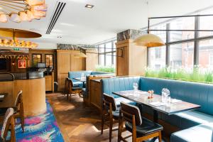 Uma área de estar em NYX Hotel Dublin Christchurch