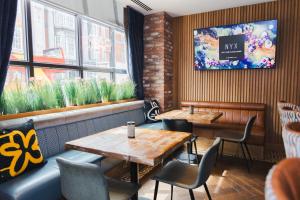 Uma TV ou centro de entretenimento em NYX Hotel Dublin Christchurch