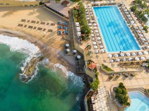 Der Swimmingpool an oder in der Nähe von Mövenpick Hotel Beirut