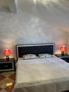 ゲヴゲリヤにあるApartments Ma-Vaのベッドルーム1室(大型ベッド1台、ランプ2つ付)