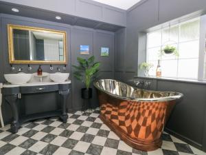 baño con bañera grande y 2 lavabos en Bay View Apartment, en Tenby 21 fotos más