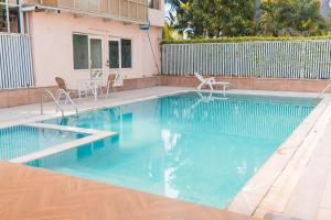Bazén v ubytování The Nikunj Hotels nebo v jeho okolí