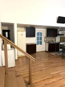 Una sala de estar y una cocina vacías en una casa en Canadian House, en Sărata-Monteoru