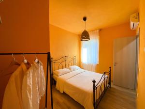Postel nebo postele na pokoji v ubytování La casa dei mandorli