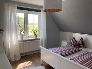 a bedroom with a bed and a window at K&O Penzenstadler in Alt Bukow