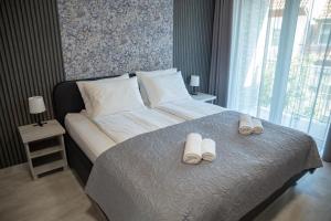 A bed or beds in a room at Maya Panzio-Rezidencia