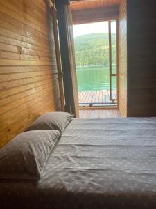 Postel nebo postele na pokoji v ubytování Viridian Three Boathouse Micah, PERUCAC LAKE