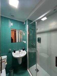 Et badeværelse på Mara Arenal Sevilla + 41 billeder