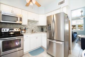 Køkken eller tekøkken på Clearwater Beach Suites #103