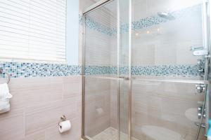 Et badeværelse på Clearwater Beach Suites #103 + 9 billeder