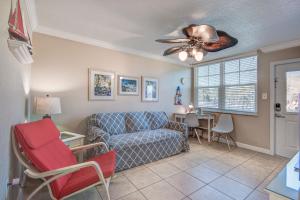 een woonkamer met een bank en een tafel bij Clearwater Beach Suites #201 in Clearwater Beach