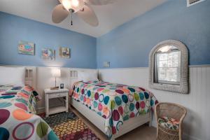 een slaapkamer met twee bedden en een plafondventilator bij Clearwater Beach Suites #201 in Clearwater Beach +29 foto's
