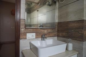 Welstays VIP Road Cozy 2BHKにあるバスルーム +33枚の写真