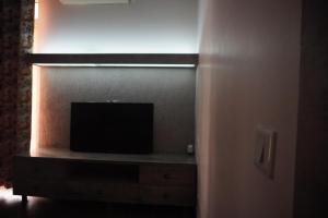 Welstays VIP Road Cozy 2BHKにあるテレビまたはエンターテインメントセンター